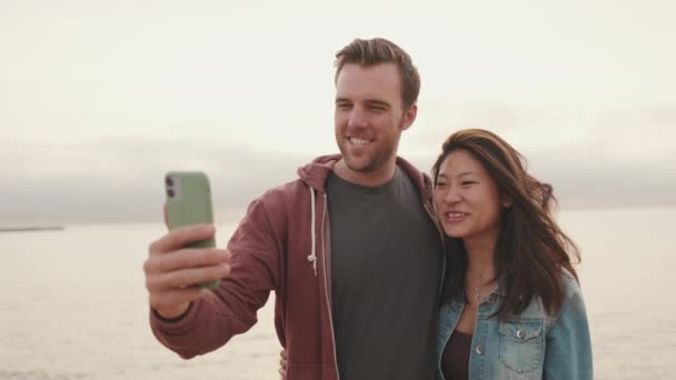Pasangan Tertawa Berbicara Pada Panggilan Video — Stok Video