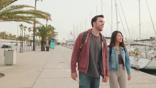 Para Zakochanych Trzymających Się Ręce Spacerujących Wzdłuż Nabrzeża — Wideo stockowe