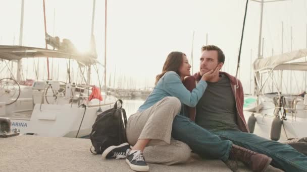Amante Casal Beijando Enquanto Sentado Dique — Vídeo de Stock