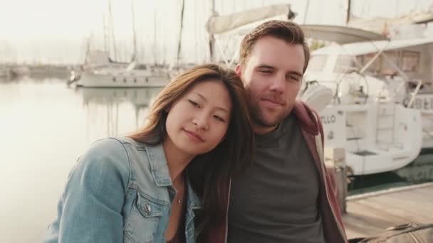 Ρομαντικό Ζευγάρι Κάθεται Στην Προβλήτα Στο Φόντο Του Γιοτ — Αρχείο Βίντεο
