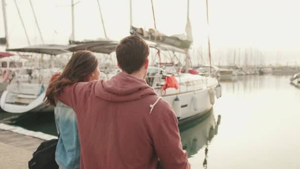 一对夫妇坐在港口看着游艇 背景色 — 图库视频影像