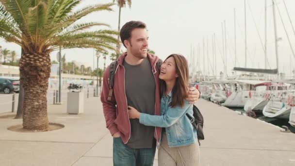 年轻的一对幸福的夫妇在人行道上拥抱 — 图库视频影像
