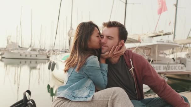 Liebendes Paar Küsst Sich Während Hafen Sitzt — Stockvideo