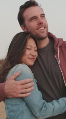 Birbirine aşık çiftler kumsalda birlikte vakit geçiriyorlar.