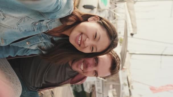 Vertical Video Krásný Pár Selfie Mobilním Telefonu — Stock video