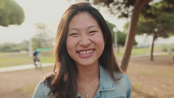 Крупним Планом Сміється Молода Жінка Позує Камеру Стоячи Парку — стокове відео