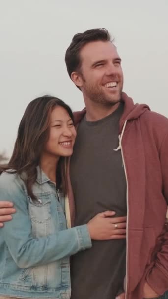 Vertical Video 一对可爱的夫妇站在海滩上拥抱 — 图库视频影像