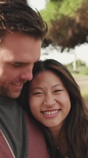 Vidéo Verticale Gros Plan Couple Riant Embrassant Dans Parc — Video