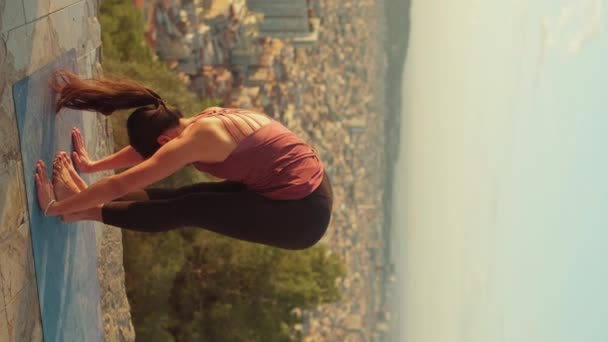 Vertical Video Ung Kvinna Utövar Yoga Vid Soluppgången Visningsplattform — Stockvideo