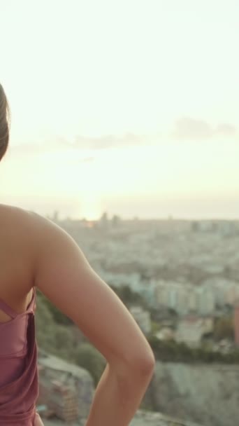Vertical Video Girl Standing Lookout Point Dawn Looks City Back — Vídeo de stock