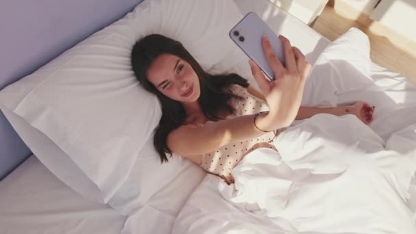 Ranní Selfie Mladé Krásné Ženy Ležící Posteli Horní Pohled — Stock video