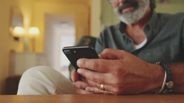 携帯電話で入力する高齢者の手のクローズアップ — ストック動画