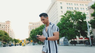 Cep telefonu kullanan bir adamın ellerini yakın plan çek