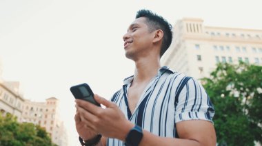 Cep telefonu kullanan bir adamın ellerini yakın plan çek