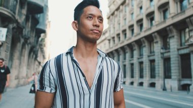 Yolun kenarında duran genç adam.