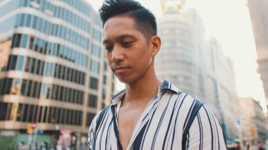 Genç turistin yakın çekimi eski şehrin meydanında yürüyor. 