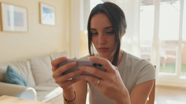 Junge Frau Benutzt Handy Während Sie Wohnung Sitzt — Stockfoto