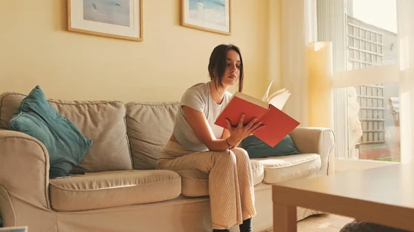 Junge Frau Liest Buch Hause Auf Dem Sofa — Stockfoto