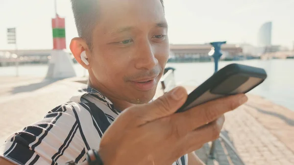 Közelről Fiatal Turista Padon Mólón Hangüzenetet Küld Mobiltelefonról — Stock Fotó