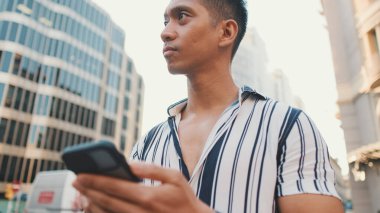 Genç turistin yakın çekimi cep telefonunda harita uygulaması kullanıyor