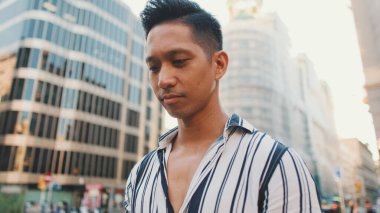 Genç turistin yakın çekimi eski şehrin meydanında yürüyor. 