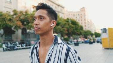 Genç bir turist eski şehrin meydanında yürüyor.