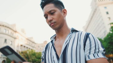 Cep telefonu kullanan bir adamın ellerini yakın plan çek