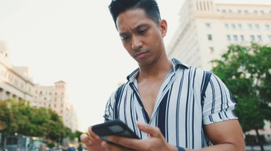 Cep telefonu kullanan bir adamın ellerini yakın plan çek