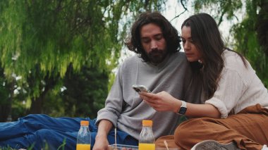 Cep telefonu kullanan çiftin yakın çekimi