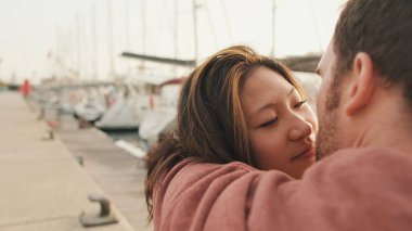 Sevgi dolu çift setin üzerinde otururken öpüşüyor.