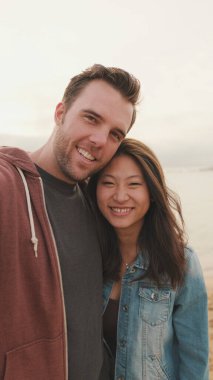 Gülen çift telefonda konuşuyor.