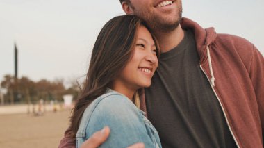 Birbirini seven bir çift kumsalda birlikte vakit geçirir.