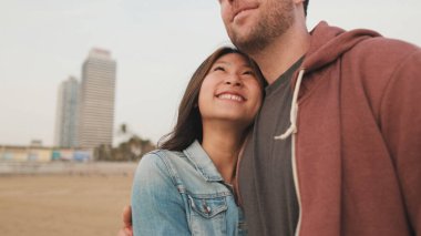 Birbirini seven bir çift kumsalda birlikte vakit geçirir.