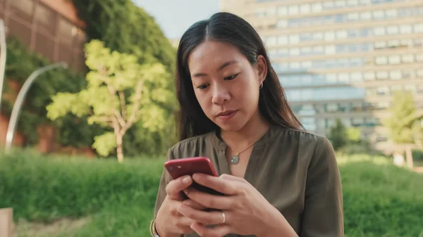 Fiatal Lány Használ Okostelefon Miközben Modern Épületek Háttér — Stock Fotó