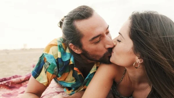 Verliebtes Paar Lügt Und Küsst Sich Strand Und Macht Ein — Stockfoto