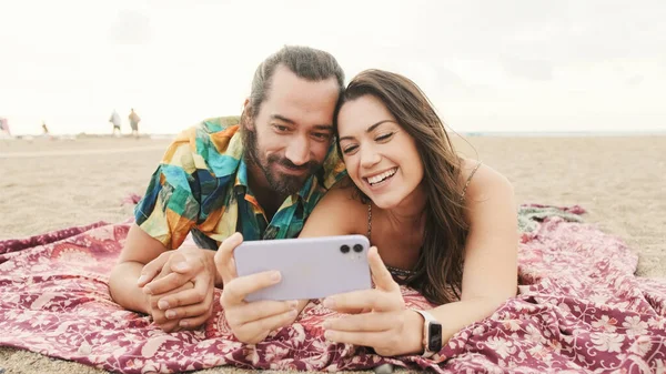 Pareja Amor Relajarse Playa Viendo Videos Fotos Teléfono Móvil —  Fotos de Stock