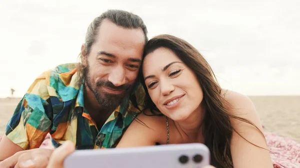 Verliebte Paare Entspannen Sich Strand Sehen Videos Und Fotos Auf — Stockfoto
