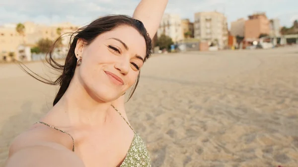 Lycklig Ung Kvinna Gör Roliga Ansikten Och Tar Selfie — Stockfoto