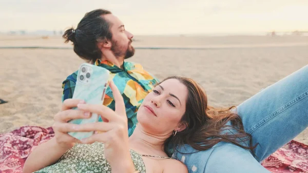 Coppia Giovane Che Rilassa Sulla Spiaggia Parlando Utilizzando Telefono Cellulare — Foto Stock