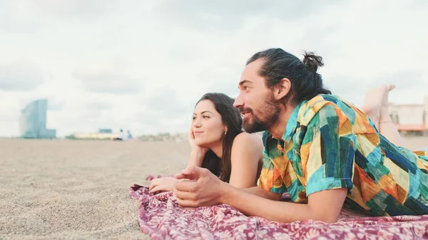 男と女が話しているとビーチで毛布の上でリラックス — ストック写真
