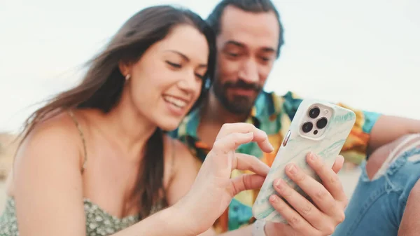 Junges Paar Benutzt Handy Während Strand Vor Dem Hintergrund Von — Stockfoto