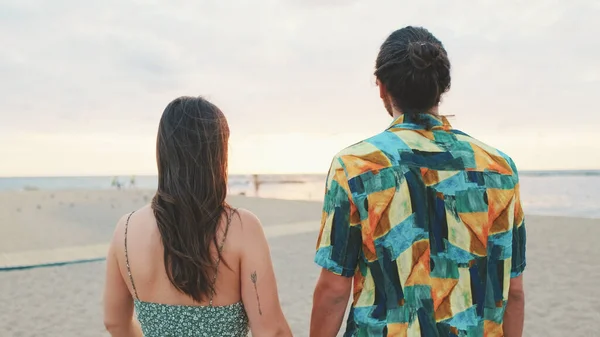 Kumsalda Ele Tutuşan Genç Bir Çift Arka Plan — Stok fotoğraf