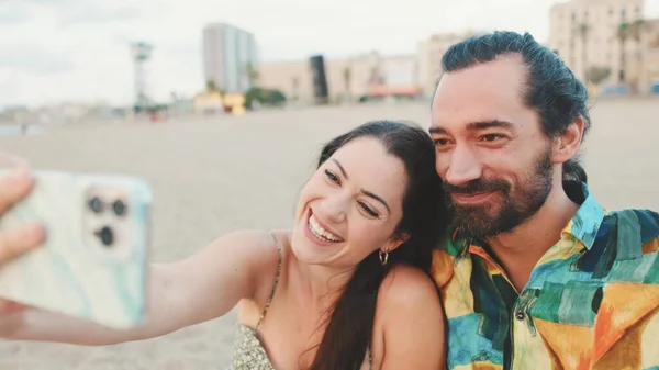 Šťastný Pár Selfie Mobilním Telefonu Zatímco Sedí Pláži — Stock fotografie