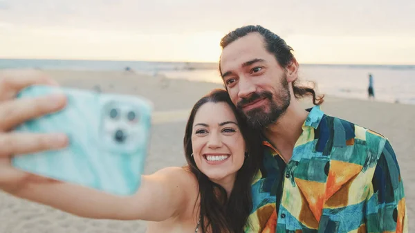 Riendo Pareja Tomando Selfie Teléfono Móvil Mientras Está Pie Playa — Foto de Stock