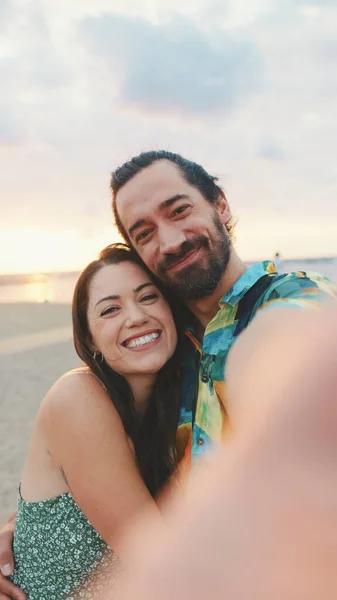 Smějící Pár Dělat Video Hovor Zatímco Stojí Pláži — Stock fotografie