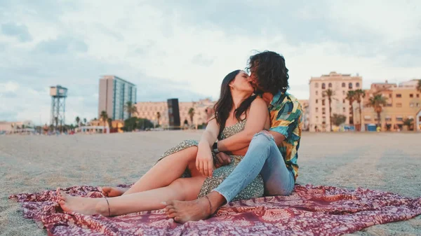Close Man Woman Hugging Each Other Kissing Beach Dawn — Stockfoto