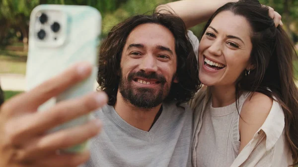 Birbirlerine Aşık Çiftin Cep Telefonuyla Selfie Çektikleri Yakın Çekim — Stok fotoğraf