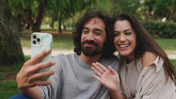 Birbirlerine Aşık Çiftin Cep Telefonuyla Selfie Çektikleri Yakın Çekim — Stok fotoğraf