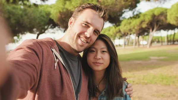 Birbirlerine Aşık Çiftin Selfie Çektikleri Yakın Çekim — Stok fotoğraf