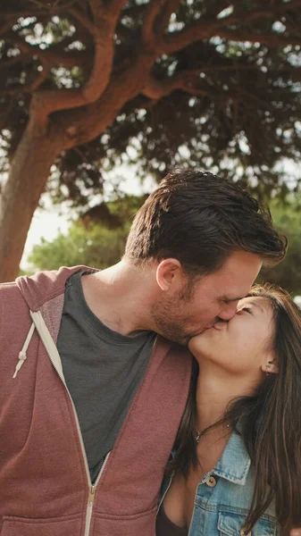 커플들 공원에서 키스하는 — 스톡 사진